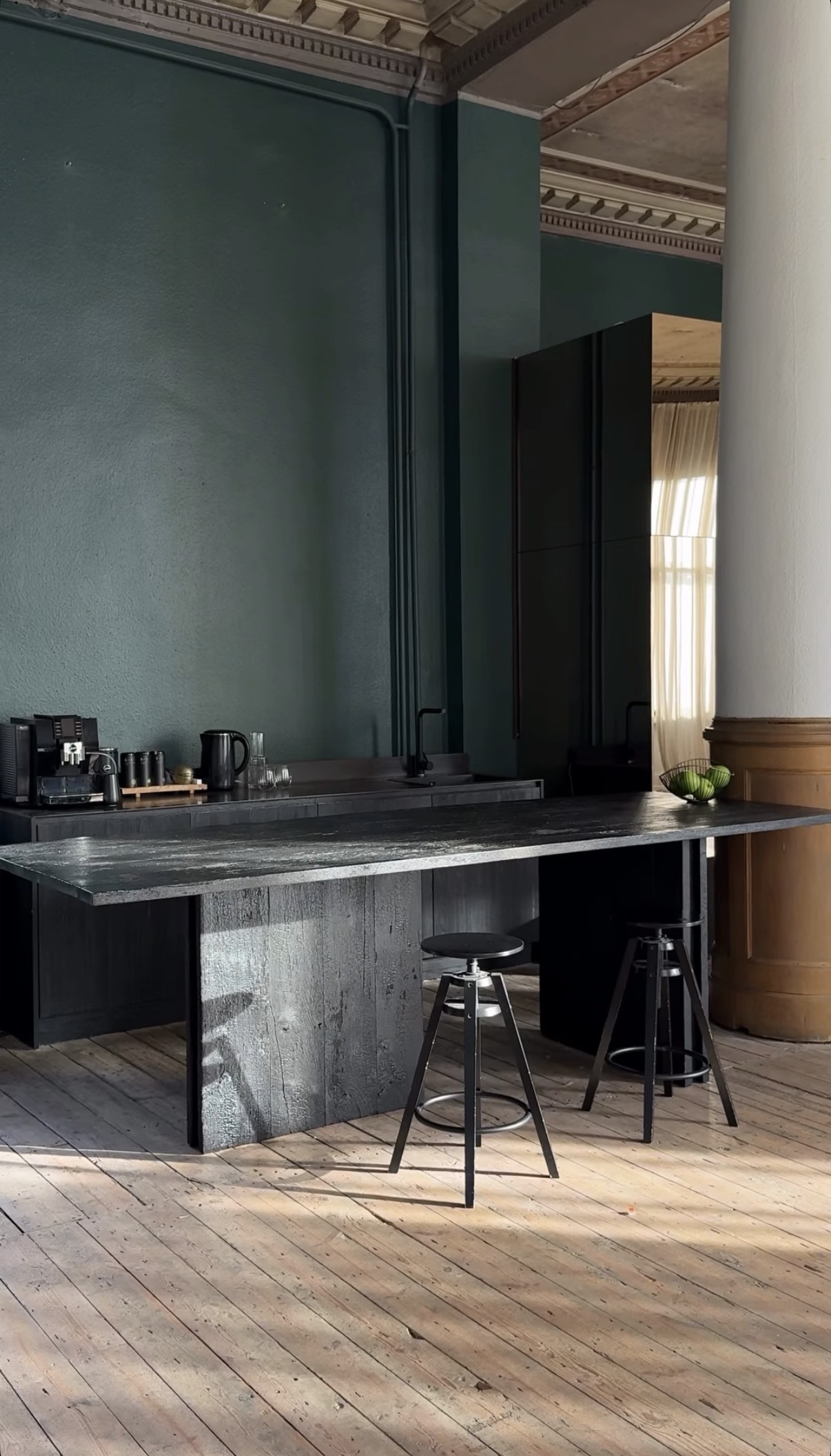 Brīvības 33 bāra zona ar dabīgu apgaismojumu